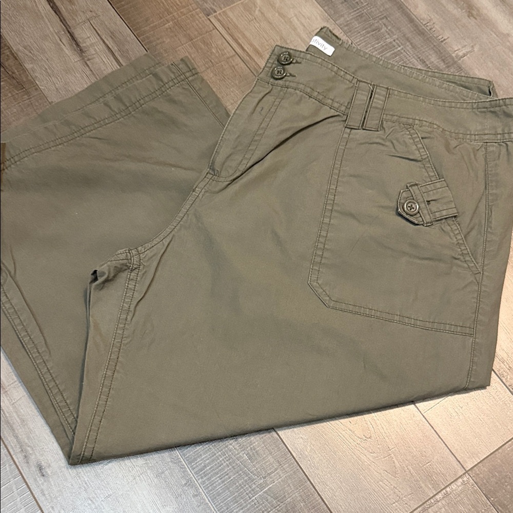 Relativity Women's Olive Capris